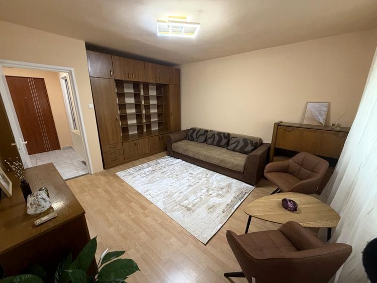 Garsonieră decomandată, mobilată în Cetate