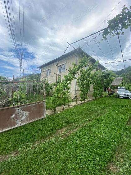 Casă cu 5 camere cu Teren 1674 Mp în Stupini