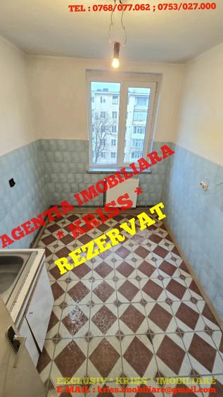 Apartament cu 3 camere semidecomandat în Craiovei