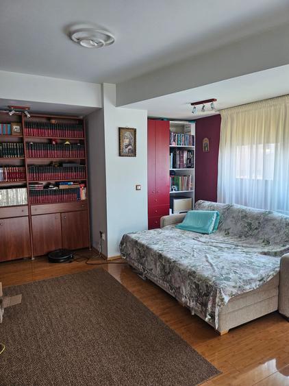 Penthouse cu 7 camere decomandat, mobilat în Titan