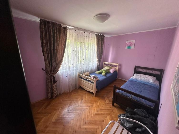 Apartament cu 3 camere semidecomandat în Podul de Piatră