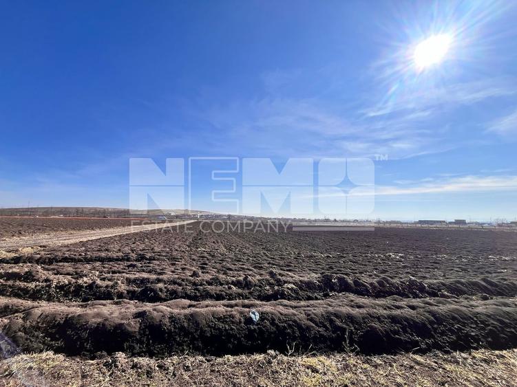 Teren agricol extravilan de 10000 mp, în Stroiești