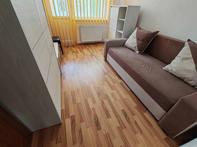 Apartament cu 3 camere semidecomandat, mobilat în Centrul Civic
