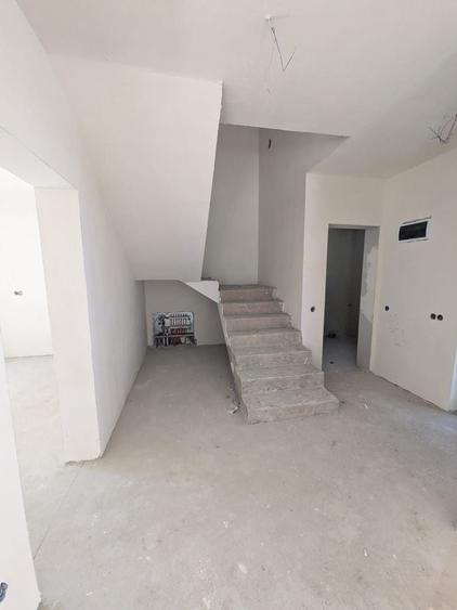 Duplex cu 4 camere cu Canalizare în Florești