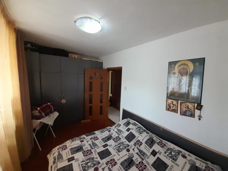 Apartament cu 3 camere semidecomandat, mobilat în Independenței