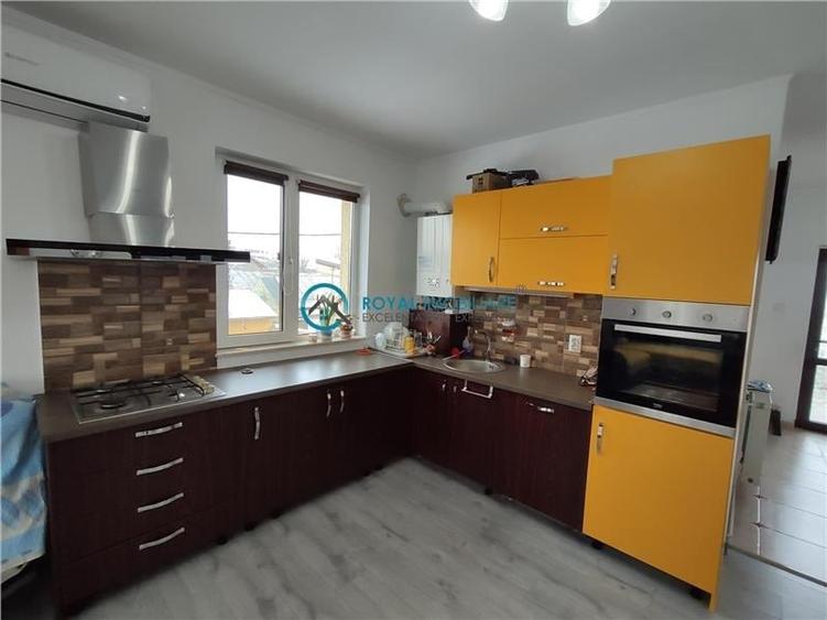 Casă individuală cu 6 camere cu Canalizare în Traian