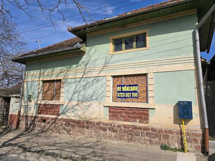 Casă cu 3 camere cu Teren 2500 Mp în Pietroasa