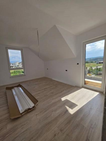 Casă individuală cu 4 camere cu Teren 400 Mp în Periferie