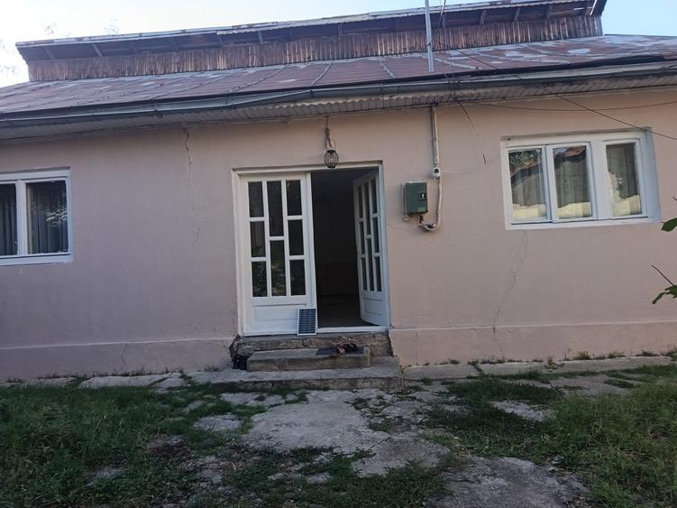 Casă individuală cu 3 camere cu Canalizare în Est