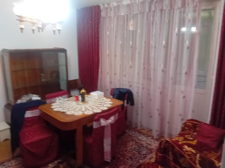 Apartament cu 3 camere semidecomandat în Dărmănești