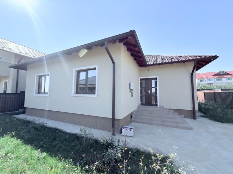 Casă individuală cu 4 camere cu Canalizare în Est