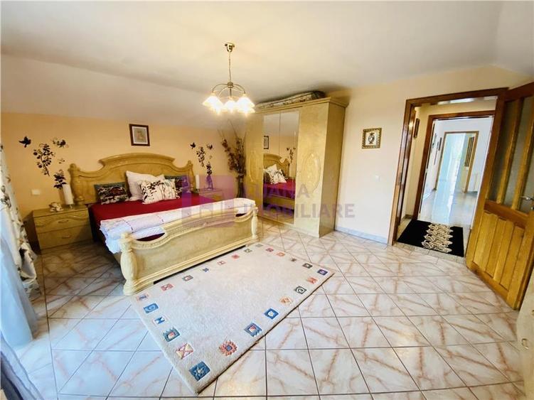 Casă individuală cu 7 camere cu Teren 1035 Mp în Central