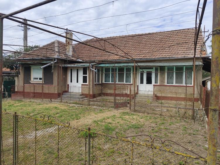 Casă individuală cu 3 camere cu Teren 5000 Mp în Abrămuț
