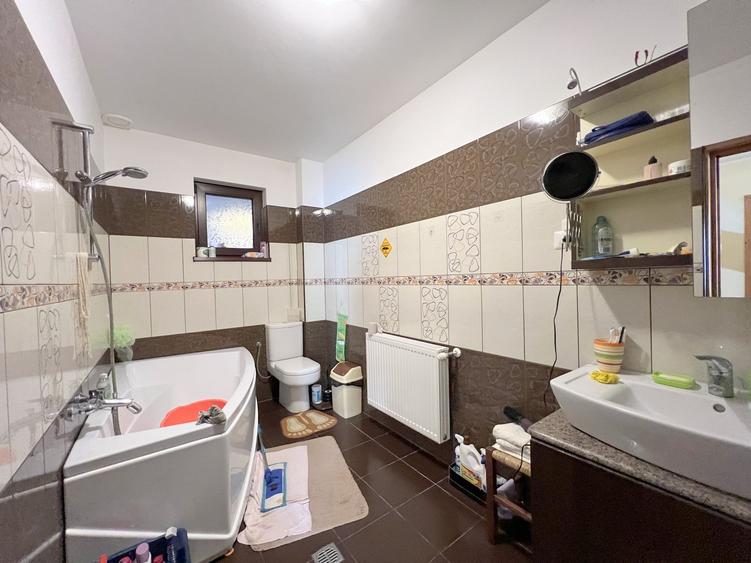 Casă individuală cu 4 camere cu Canalizare în Vânători