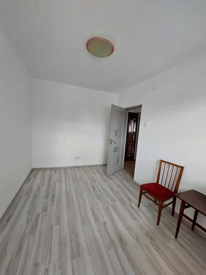 Apartament cu 3 camere semidecomandat în Palat