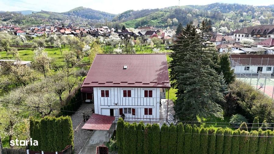 Casă cu 6 camere cu Teren 1632 Mp în Albești