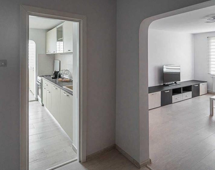 Apartament cu 3 camere semidecomandat în Iancului