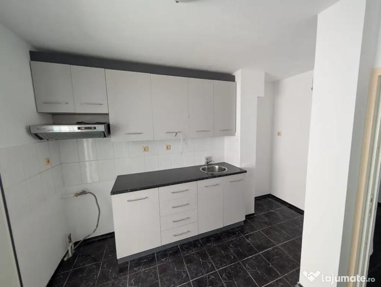 Apartament cu 3 camere decomandat în Calarași 4