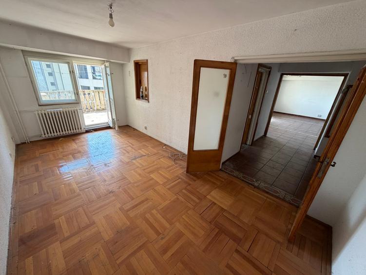 Apartament cu 5 camere semidecomandat în P-ța Unirii