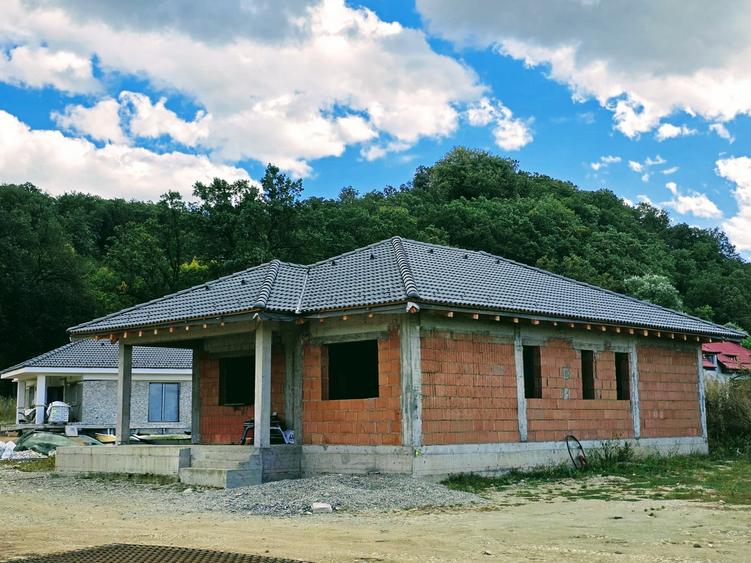 Casă individuală cu 4 camere cu Canalizare în Primăverii