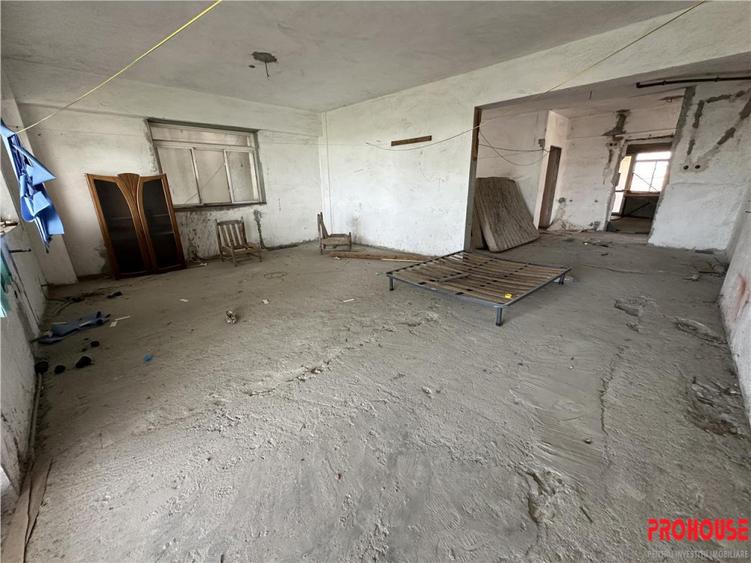 Apartament cu 5 camere decomandat în Sud