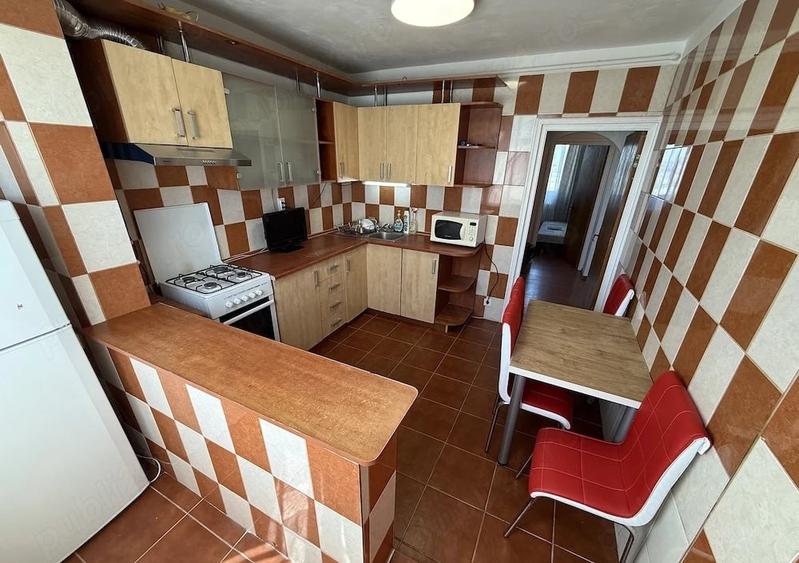 Apartament cu 3 camere semidecomandat, mobilat în Apusului