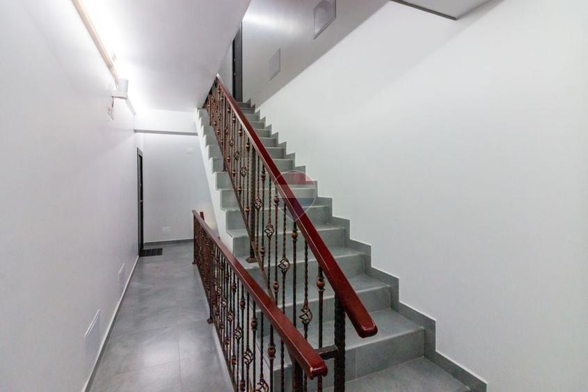 Casă individuală cu 17 camere cu Teren 650 Mp în Aviației