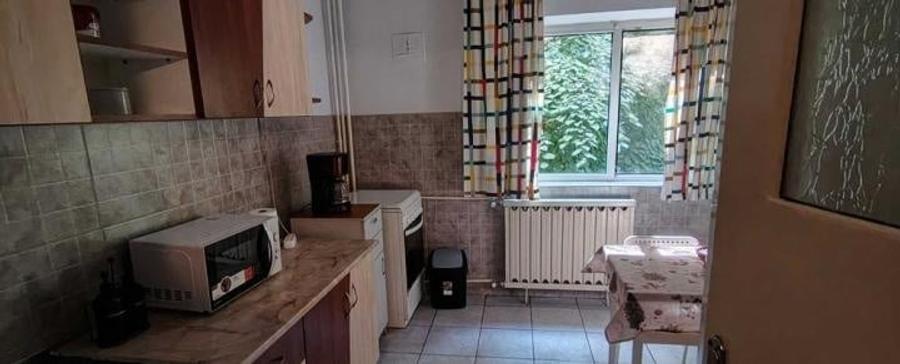 Apartament cu 3 camere decomandat, mobilat în Sebastian