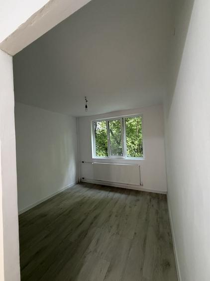 Apartament decomandat 3 camere . Apartamentul are centrala de bloc ( centrala pe scara ) - 4