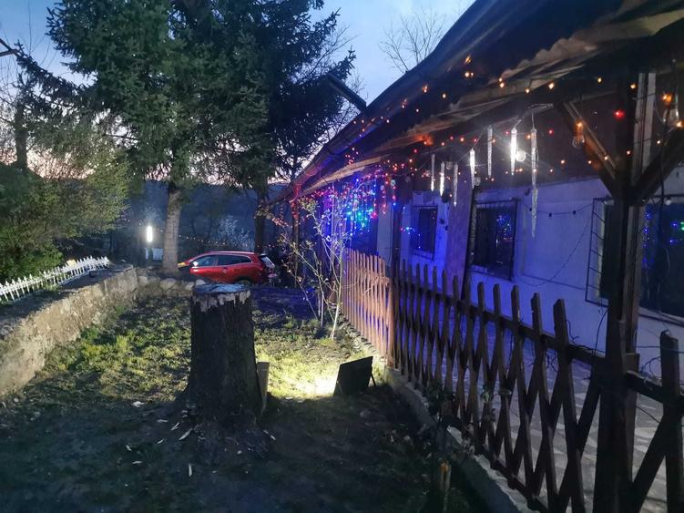 Casă cu 3 camere în Păcureți