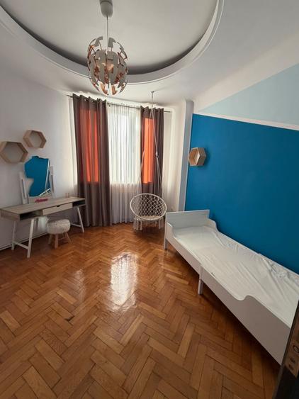 Apartament cu 4 camere semidecomandat, mobilat în Universitate