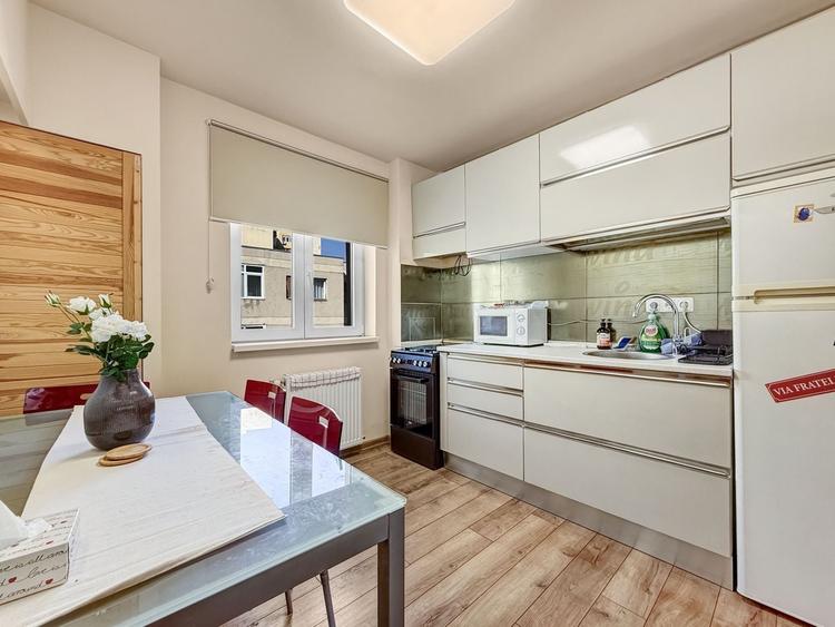 Apartament cu 4 camere decomandat, mobilat în Central