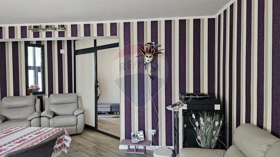 Casă individuală cu 7 camere cu Teren 1000 Mp în Central