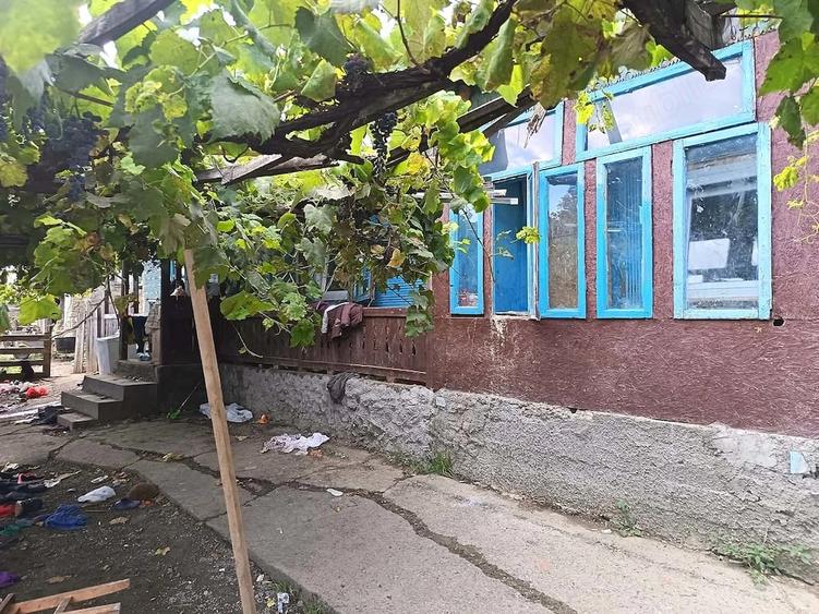 Casă cu 2 camere cu Teren 1500 Mp în Hoisești