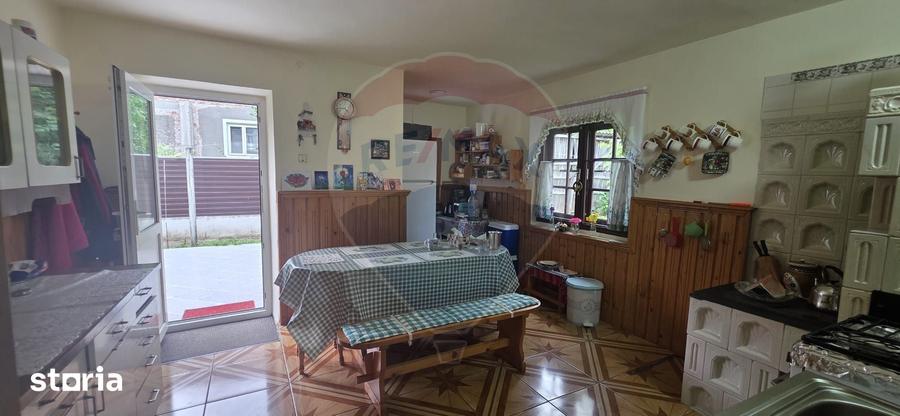 Casă cu 7 camere cu Teren 917 Mp în Căprioru