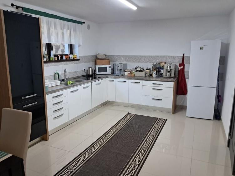 Casă cu 4 camere în Central