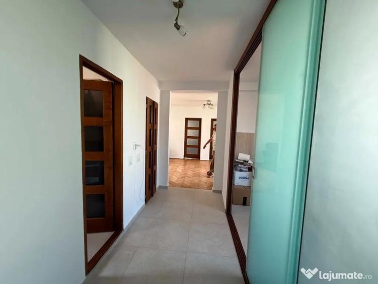 Apartament cu 3 camere semidecomandat în Andrei Mureșanu