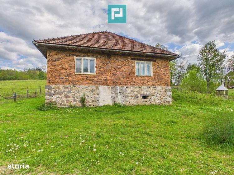Casă cu 2 camere cu Teren 17681 Mp în Almaș