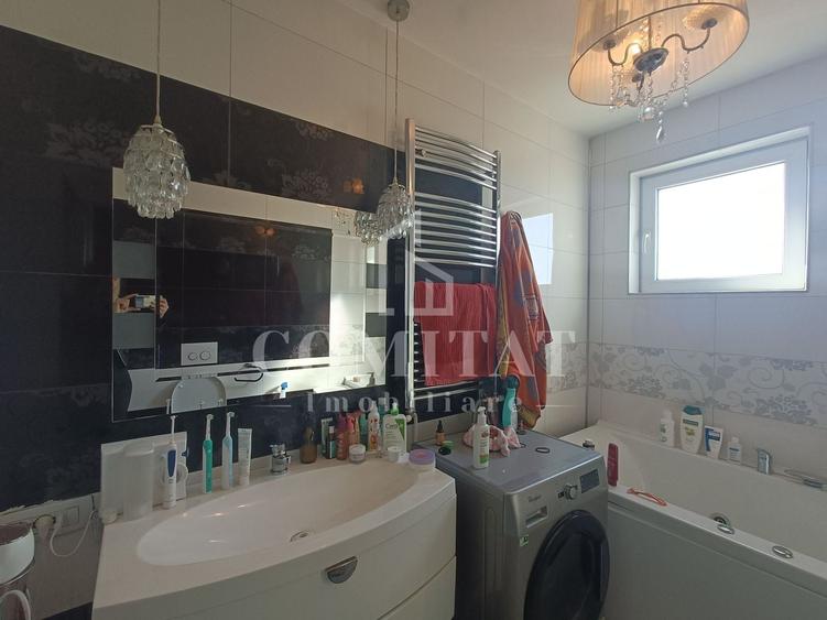 Apartament cu 3 camere semidecomandat, mobilat în Florești