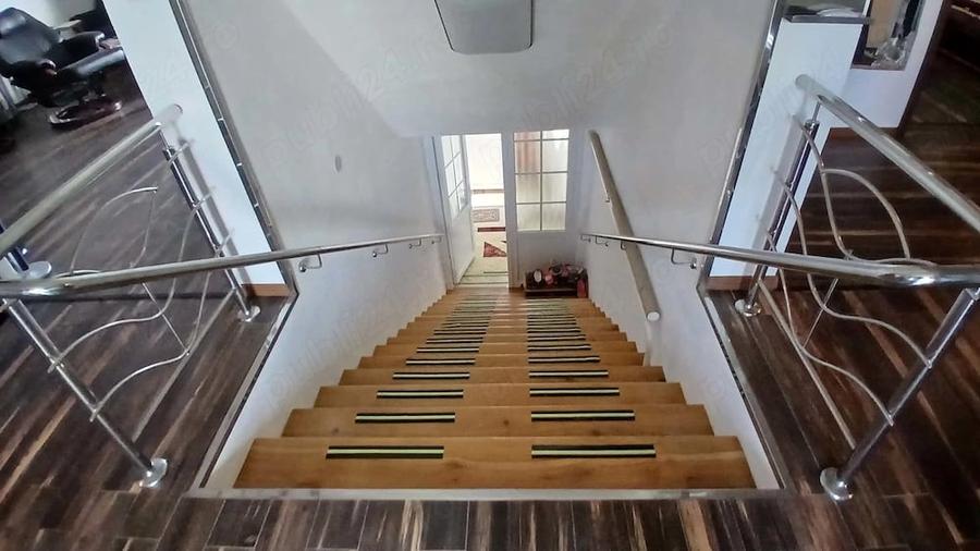 Casă cu 8 camere cu Teren 450 Mp în Central