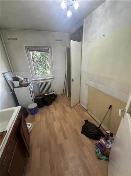 Apartament cu 3 camere semidecomandat în Aradului