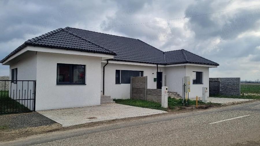 Casă cu Teren 275 Mp în Giarmata