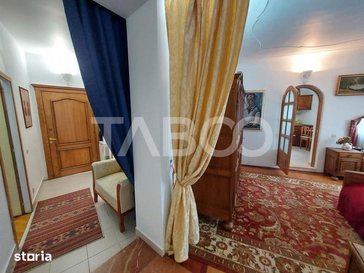 Apartament cu 3 camere semidecomandat, mobilat în Central — fotografia 3