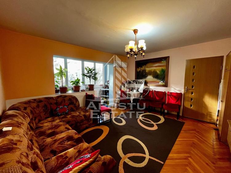 Apartament cu 3 camere semidecomandat, mobilat în Lipovei