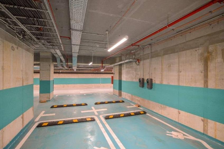 Birou, de 300 mp, în P-ta Presei Libere