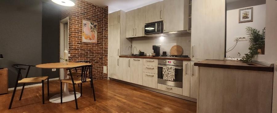 Apartament cu 3 camere decomandat, mobilat în P-ța Victoriei