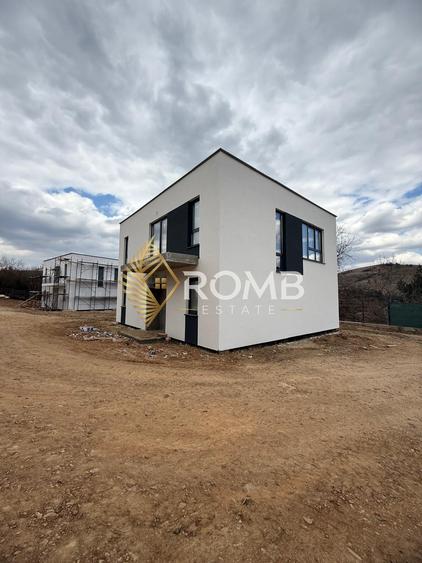 Casă individuală cu 5 camere cu Teren 420 Mp în Luna de Sus
