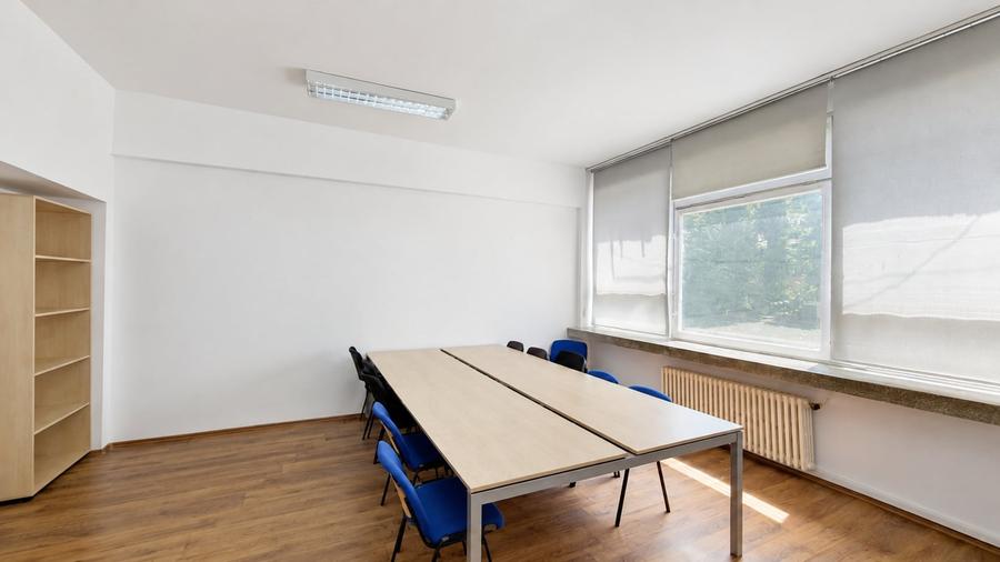 Birou, de 43 mp, în Universitate