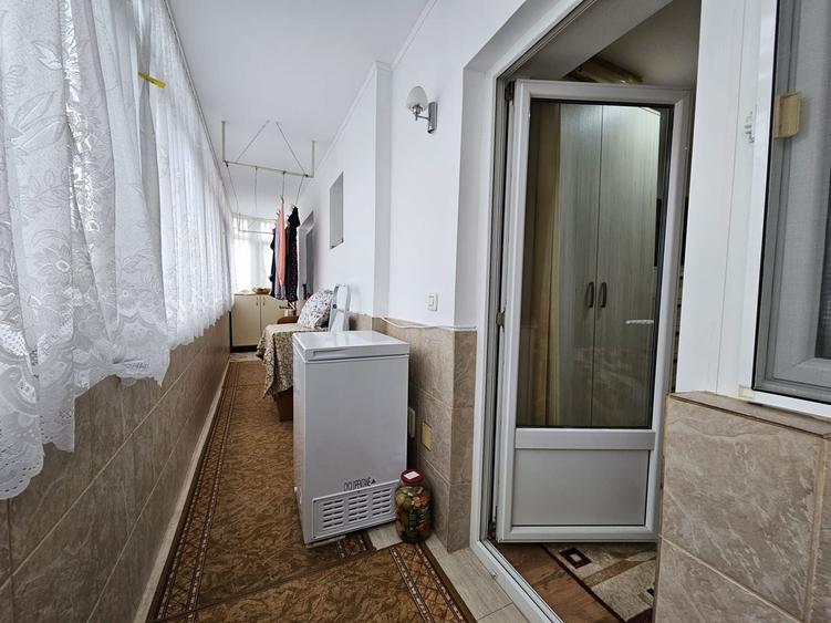 Apartament cu 3 camere decomandat, mobilat în Dacia