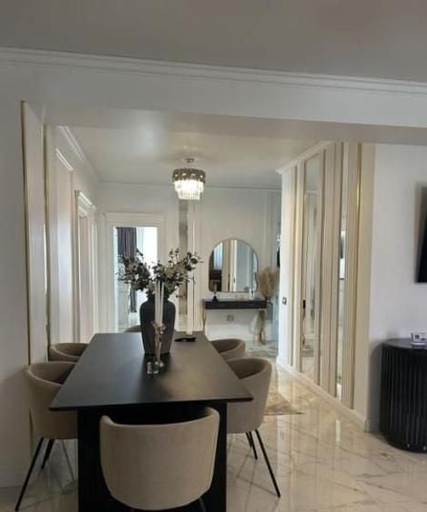 Apartament cu 3 camere decomandat, mobilat în Palazu Mare